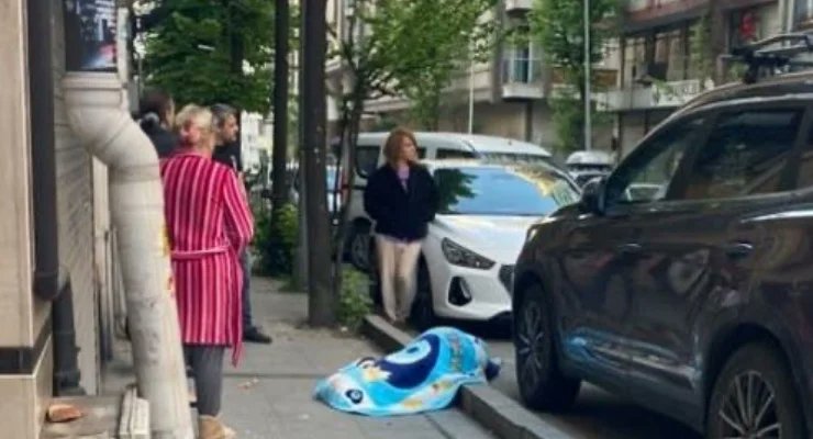 Bu kez durdurun!

Ankara'da T. Boztürk adlı şahıs 10 yıl önce boşandığı H.E. ve kızı Başak Boztürk'ü, Bahar Aksu'nun katledildiği videoyu göndererek tehdit etti.

Kızına videoyla birlikte gönderdiği mesajda, "sıradaki o... kendini hazırlasın" diyerek ölümle tehdit eden şahıs,