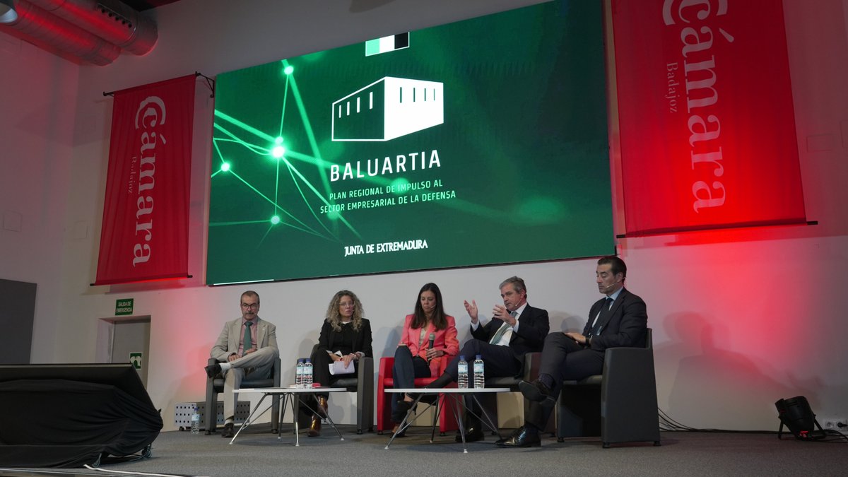 econoempleoEXT's tweet photo. ‼️🆕 @GuiSantamaria presenta el Plan de Impulso Regional al Sector Empresarial de Defensa con motivo de la adhesión de Extremadura al Corredor Vía Carisa.

✅ La proyección al exterior será mediante la marca regional de defensa BALUARTIA.

👉 Más info | https://t.co/z9Nx3ZDuit https://t.co/WPj9wO63u7