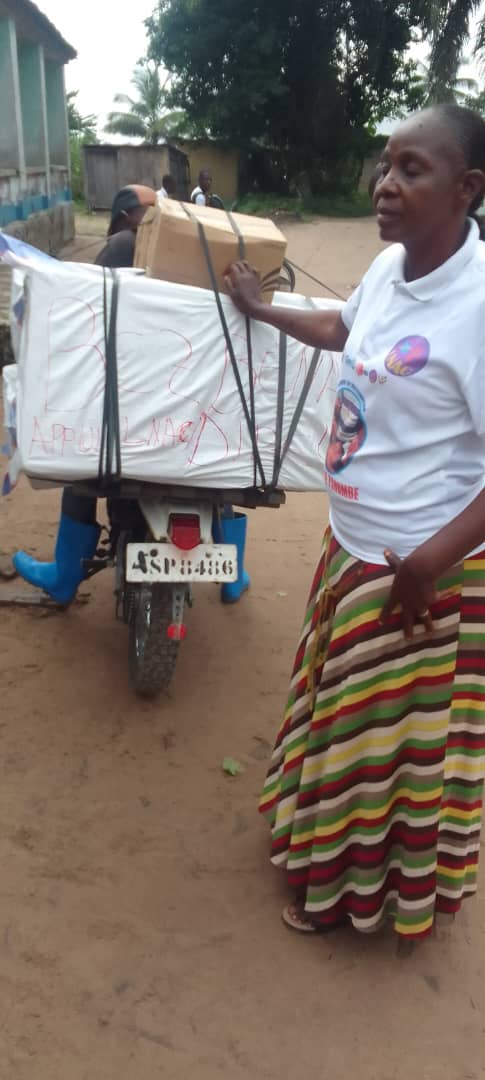 LnacRdc's tweet photo. Le plaidoyer auprès du commerçant BOSS OPOTO qui a accepté de transporter gratuitement dans sa baleinière 351 cures des médicaments Antituberculeux de la  CPLT vers la ZS Kole, ainsi que du carburant et un fonds pour la ZS Bena Dibele.
Mme Joséphine OMBOKANA. https://t.co/GvbMFlimOf