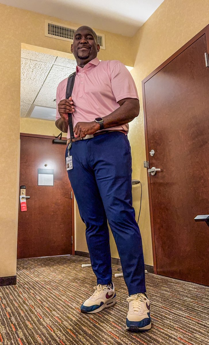 Mondays #OOTD... Nothing makes you feel better than looking as good as you smell. This look was brought to you by <a href="/CollarsandCoUSA/">Collars & Co.</a> <a href="/Fabletics/">Fabletics</a> <a href="/nikestore/">Nike.com</a> <a href="/ParfumsdeMarly/">Parfums de Marly</a>.