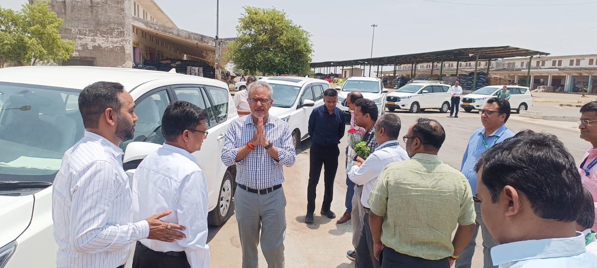 FCI Uttar Pradesh (@fcilko) on Twitter photo Shri Sanjeev Chopra, Secretary, DFPD reviewed FCI wheat purchase centre in Jhansi.
He also inquired about the experience of the farmers. <a href="/FCI_India/">Food Corporation of India</a> <a href="/fooddeptgoi/">Department of Food & Public Distribution</a> <a href="/FCI_NorthZone/">Food Corporation of India, North Zone</a> <a href="/psharma_in/">Prashant Sharma</a> Shri Sanjeev Chopra, Secretary, DFPD reviewed FCI wheat purchase centre in Jhansi.
He also inquired about the experience of the farmers. <a href="/FCI_India/">Food Corporation of India</a> <a href="/fooddeptgoi/">Department of Food & Public Distribution</a> <a href="/FCI_NorthZone/">Food Corporation of India, North Zone</a> <a href="/psharma_in/">Prashant Sharma</a>