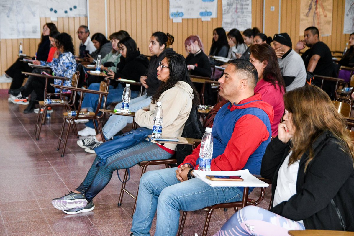 Hoy participamos de la capacitación de Reanimación Cardiopulmonar (RCP) destinada a nuestros vecinos madrynenses, gracias a un gran trabajo conjunto con la empresa Camuzzi y la Asociación Civil Argentina Reanimación.

Además, se realizaron charlas sobre uso de desfibrilador,