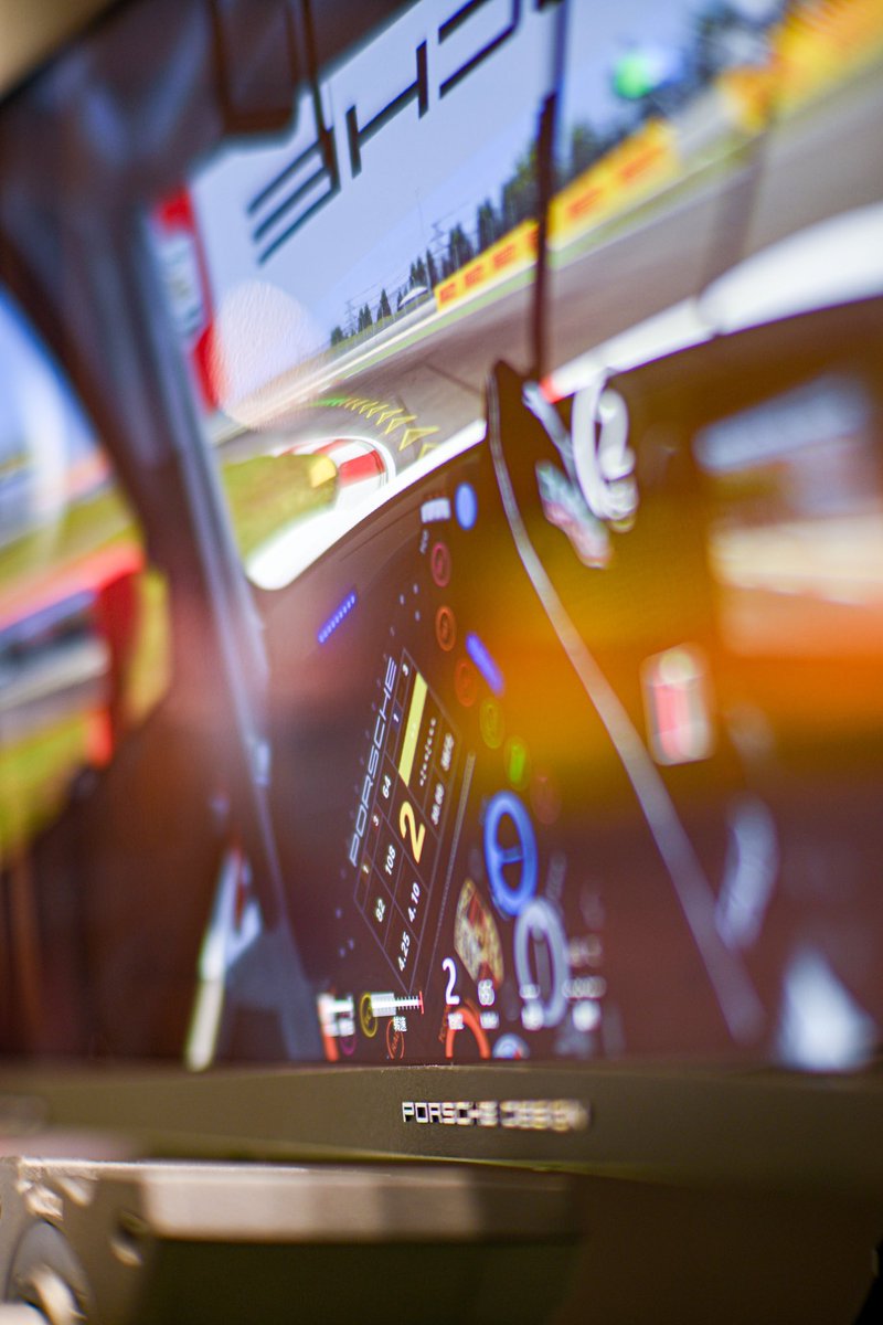 Chloeewong917's tweet image. Art For Speed!
#PRODRIVER
#PORSCHEDESIGN Eyewear 
#Porsche
#WRT赛车