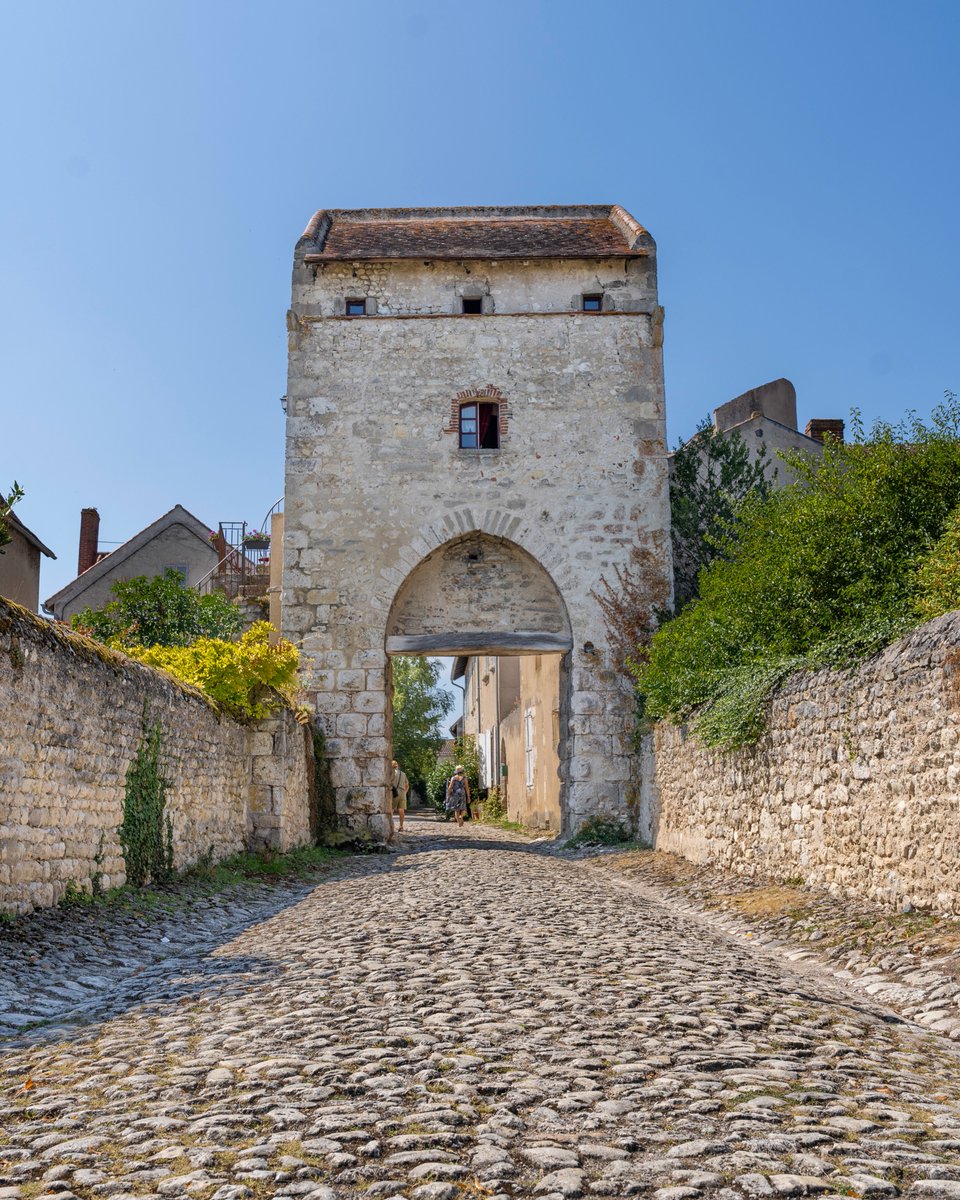 Cap sur Charroux, perle médiévale de l’Allier 🏰

Entre ruelles pavées, maisons de pierre et artisans passionnés, vivez une escapade hors du temps. 🌿

#Charroux #Allier #PlusBeauxVillagesDeFrance

📷 N. Dubost