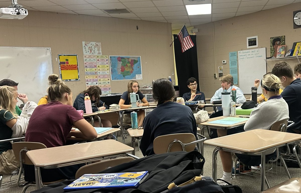 traceyarmour's tweet photo. Paideia seminar this morning in Dr. Hester’s Spanish class ⁦@merrolhydehawks⁩. “Soneto Romantico” was the text discussed. https://t.co/xupHzOgOAp