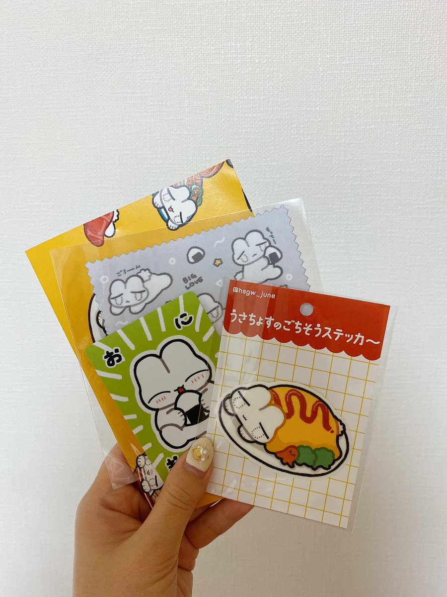 fuk_moon5's tweet photo. 私の大好きな大好きな@hsgw_june さんのグッズが届いたーー！ひとつひとつがめちゃかわいくて（シールとか超キラキラなの）丁寧に作られててじゅんさん…❤️ってなった（altに書きます）同い年で、クリエイティブを真面目にどんな時も続けらるてる姿がかっこよくて、じゅんさんを見て私も小説を再開させ https://t.co/tRrWRM3bnw