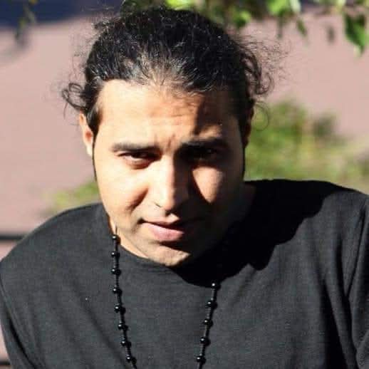 "گر آخرین فریب تو ای زندگی نبود
اینک هزارباره رها کرده بودمت"
این را بالای پروفایلش نوشته است.
سالگرد روزی‌ست که رفیق قدیمیان #علی_عجمی رفت و ما را با سیاهی‌های دنیایمان تنها گذاشت، تیرگی‌های روزگار ما را از خودش محروم کرد.
آرام بخواب رفیق.