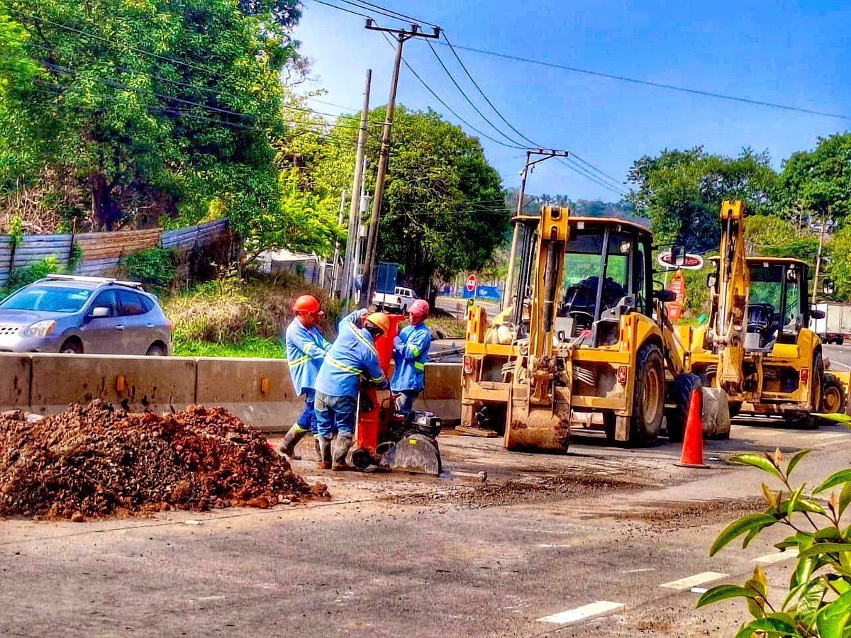 📍Continúan trabajos de tubería dañada en kilómetro 22 1/2, calle al puerto, distrito de La Libertad.
