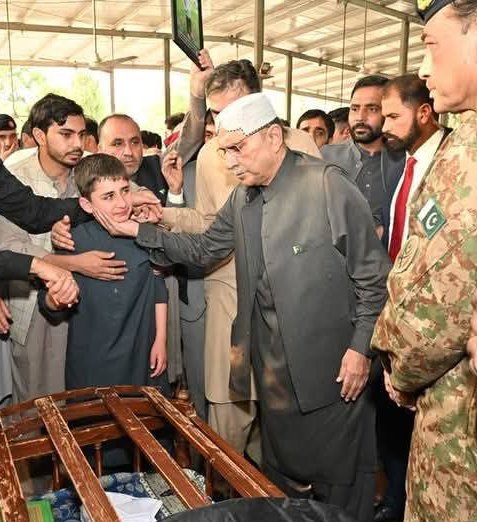 nisha_m16's tweet photo. شہداء کے وارث ہیں، اور شہداء کے غم کو سمجھتے ہیں! 💔
@BakhtawarBZ @BBhuttoZardari 
#PakistanArmy https://t.co/6xB1t0JAa7