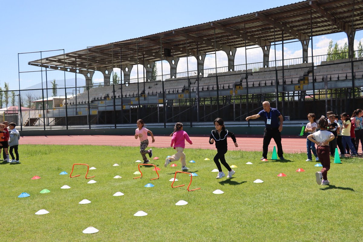 GSB_Igdir's tweet photo. 📍 Iğdır Şehir Stadı
#KidsAthleticsDay
#RelayAroundtheWorld
@WorldAthletics
@OA_BAK
@gencliksporbak
@TRAtletizm https://t.co/qBBQRS1aGP
