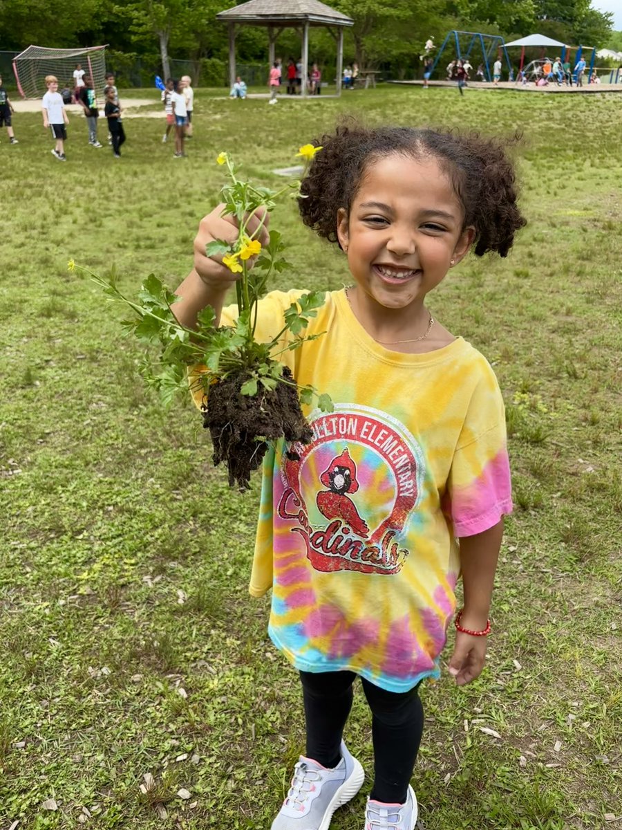 Look who used some of her recess time to pick flowers for her teacher! 🌼