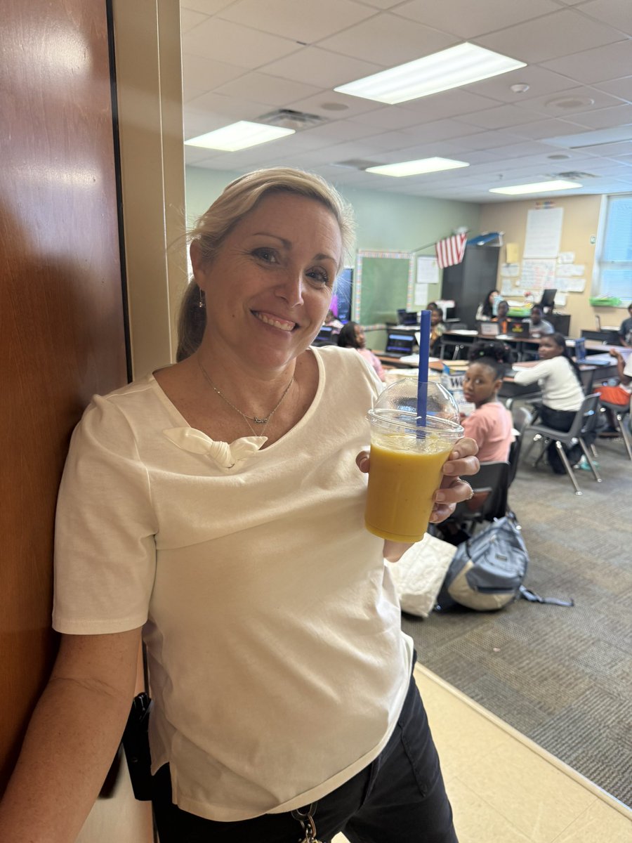 Thank you, PTA for ensuring we had a SMOOTHIE day 🧃🥤🧉
#teacheraloveamoothies