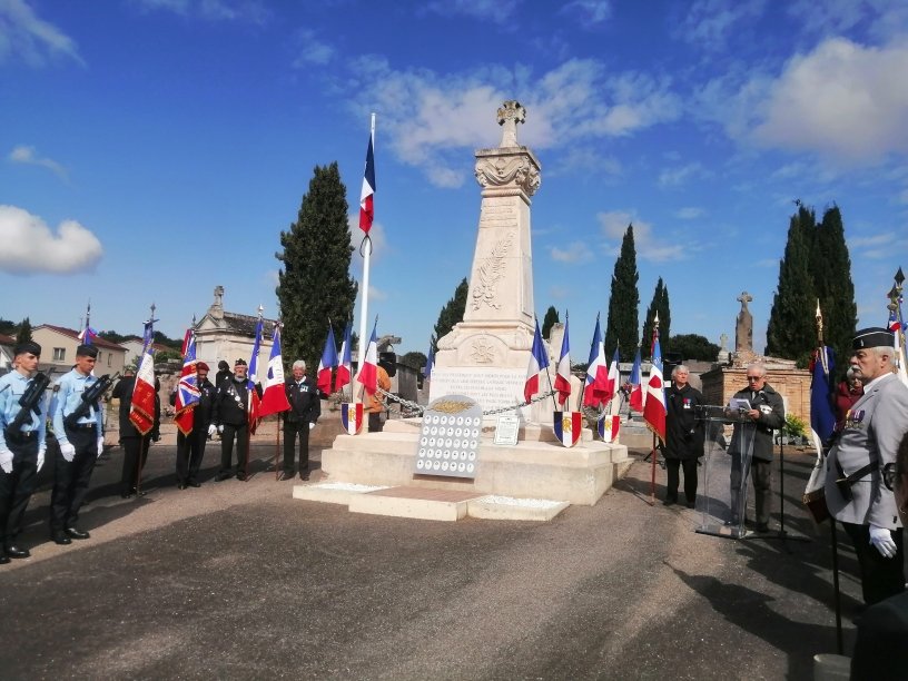 Hommage à l’aviateur 🇺🇲, GNESIN, tué à #Cornebarrieu par l’armée allemande le 25 juin 1944 et une exposition « Désobéir pour sauver » à la mémoire des 54 gendarmes et policiers élevés au titre de « #Justes parmi les Nations » après  pour les valeurs humaines qui les ont animés.