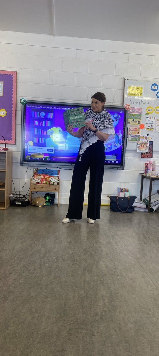 🇵🇸All classes are learning about Palestine this week.Mrs Hennessy brought in her keffiyeh to show the boys and girls 🇵🇸<a href="/Teachers4Pal/">Teachers For Palestine</a>