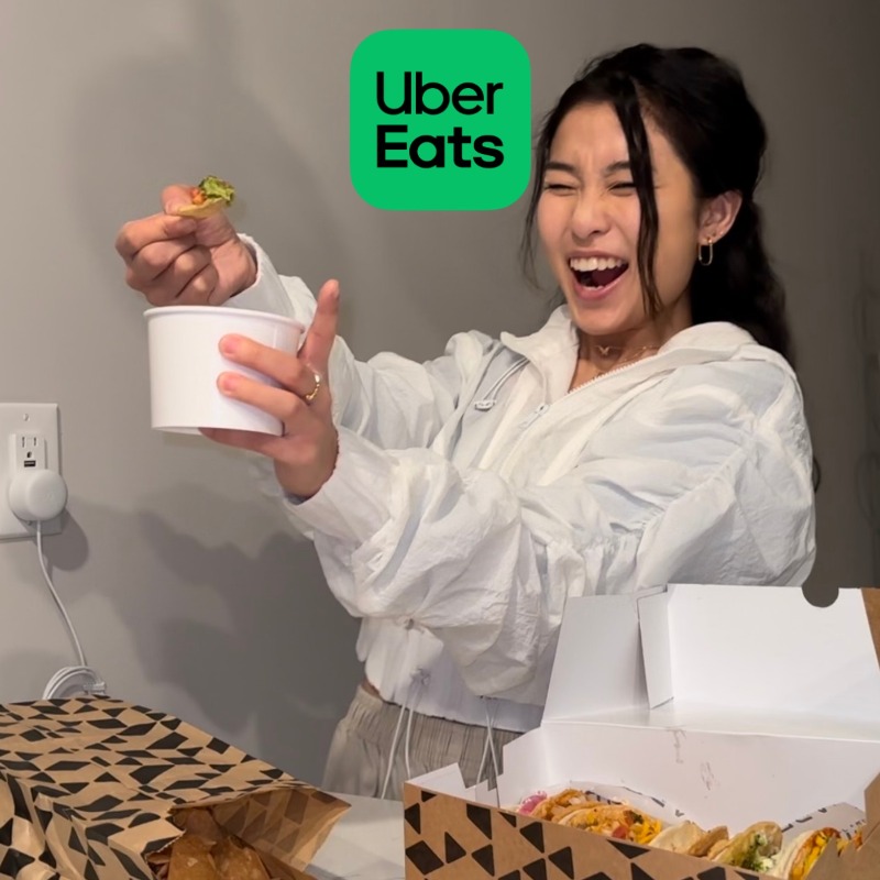 UberEats's tweet photo. 🍔 Your order delivered straight to your doorstep. Browse restaurants now &amp; order on Uber Eats ✅