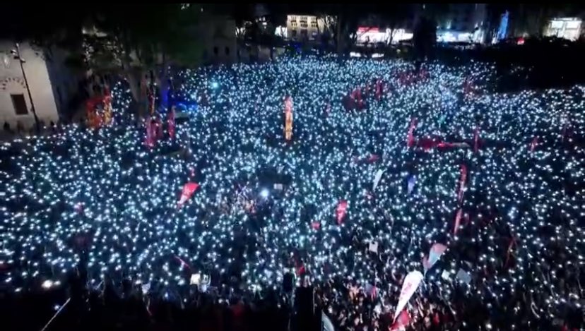 Nasıl başlarsa fırtına
Öyle diner birdenbire
Bir ışık parlar yeniden
Karanlıklar arasından
Umudu kesme yurdundan
#BeyazıtMeydanı