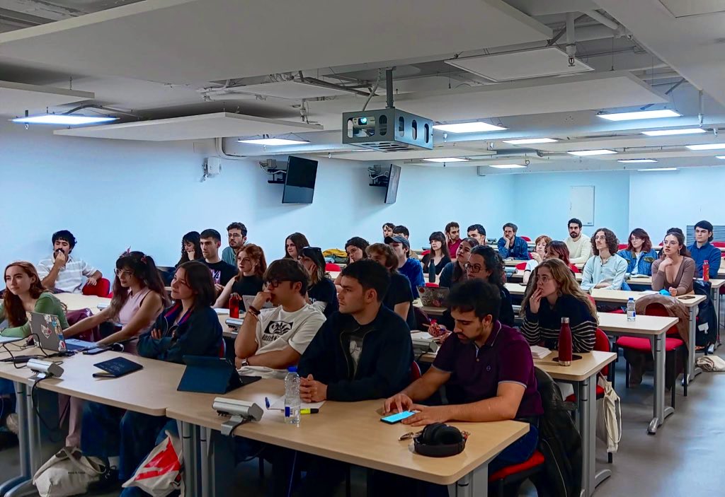 Hoy en el <a href="/MsterGuinCineTv/">MásterGuiónUC3M_ALMA</a>, una sesión muy especial: la masterclass de nuestro querido alumni <a href="/LoboFerreiro/">Javier Ferreiro</a>, creador de la serie #Mariliendre, guionista de #vestidasdeazul. Una sesión abierta a antiguos alumni para compartir experiencias con la actual promoción 🤗<a href="/almaguionistas/">ALMA GUIONISTAS</a>