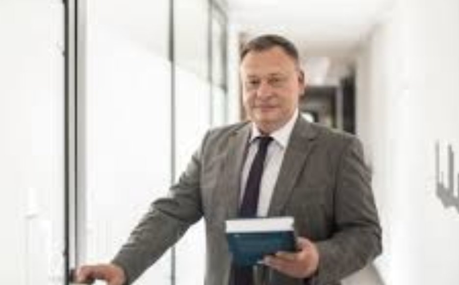 37 dni do fortuny – kryminał z kancelarii Ryszarda Stopy
Uwaga! Ta historia to nie fikcja. Wszystkie wątki łączą się w precyzyjną pajęczynę decyzji, nazwisk i pieniędzy. Przeczytasz – sam ocenisz, kto pociągał za sznurki.
Rozdział 1 – Telefon z ministerstwa
9 marca 2016