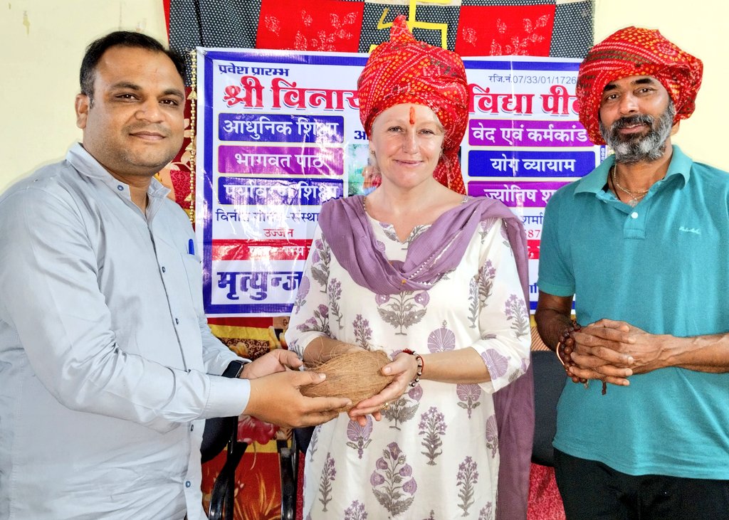 RaviSamariya_'s tweet photo. श्री विनायक वेद विद्यालय पीठ कोटा के एक आयोजन में फ्रांस से कोटा पहुंची विदेशी नागरिक और वरिष्ठ समाजसेवी मेडम एना डी विक्टोरिया से मिलने का उचित अवसर प्राप्त हुआ। https://t.co/WCf00xEpFg