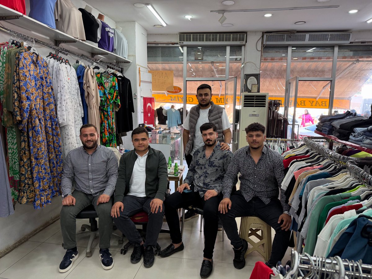AK Parti İslahiye İlçe Gençlik Kolları olarak ilçemizin değerli esnaflarından İslahiye Giyim Mert Demir kardeşimizi iş yerinde ziyaret ettik.
<a href="/avyusufibis/">Yusuf İBİŞ</a> 
<a href="/avmustafadurmus/">Av. Mustafa Durmuş</a> 
<a href="/emrekosar27/">Emre Koşar</a>