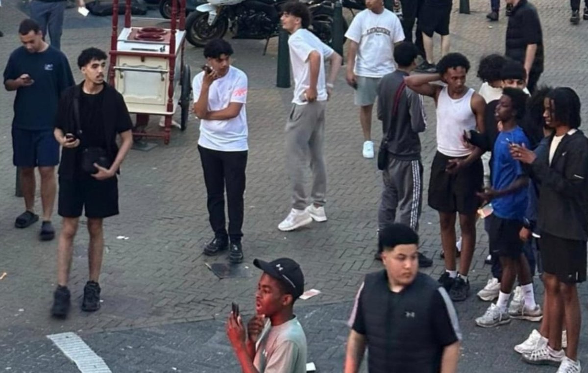 bezorg_service's tweet image. Allemaal vol in beeld, de &quot;jongeren&quot; van #Scheveningen #vandaaginside 

Een bonte verzameling inteelt.