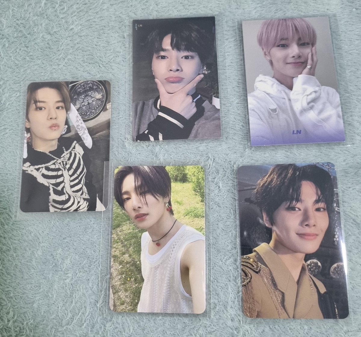 seoyrons's tweet image. venda / vendo stray kids 

photocards por set membro hyunjin felix chan changbin jeongin/i.n + seungmin 

🧃 feedbacks no fixado
🧃 envios nas sextas

valores SEM FRETE:
set hyunjin - 150 
set felix- 140
set chan - 130 
set changbin - 190 
set i.n + seungmin - 130