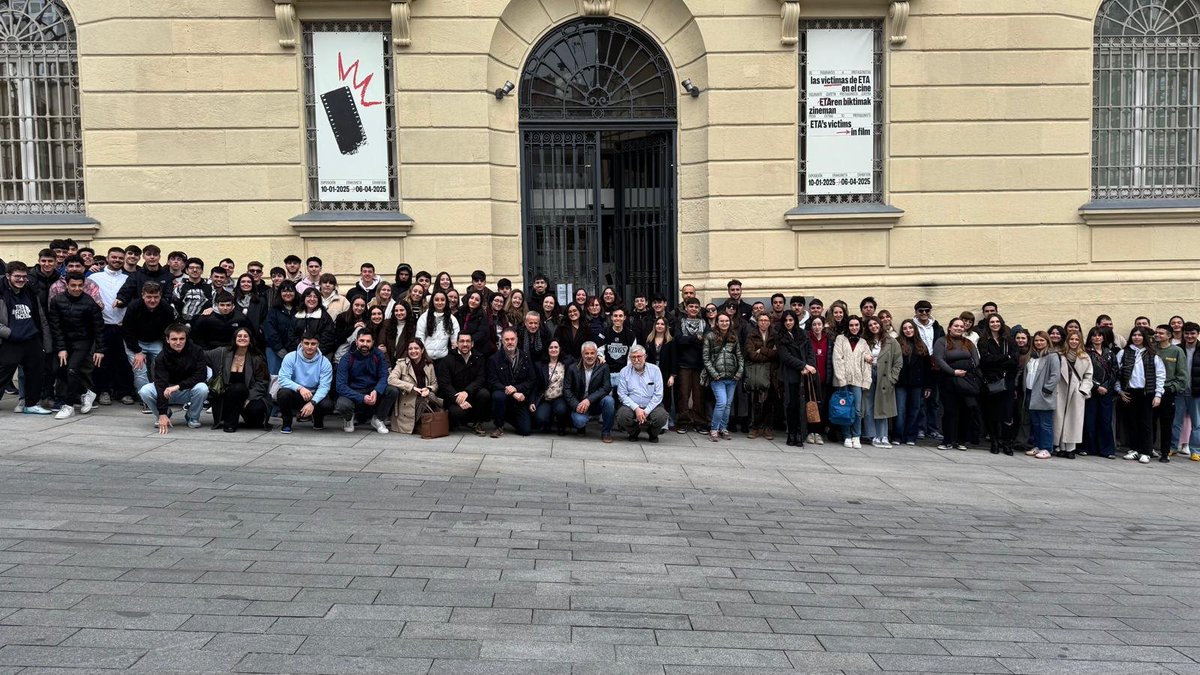 HirsutoE's tweet image. ¡Tal es la divina operación educativa merced a la cual el verbo se hace carne!
Nuestros hijos entregados a una profesora como Rosa es como poner nuestro oro en las manos de un joyero cuyo arte  consiste  en la idea q del SER HUMANO tiene el SER HUMANO q HUMANIZARÁ nuestros hijos