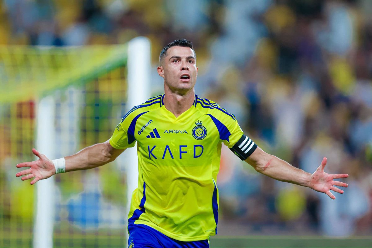 بيجدد عقده وبيوصل الف هدف وعينك تشوف يا نصراوي ولا بتفتح فمك حتى على سيدك 🐐
نادي النصر ❌
نادي كريستيانو ✅