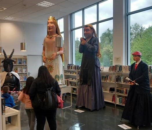 ✅ ¡Los gigantes y cabezudos de la comparsa Ondalan toman la biblioteca de Ibailade!
👉 Del 5 al 9 de mayo la Biblioteca de Ibaialde acoge la exposición, con motivo de la celebración de la Semana Cultural de La Peña. 🔗labur.eus/mcmupemy