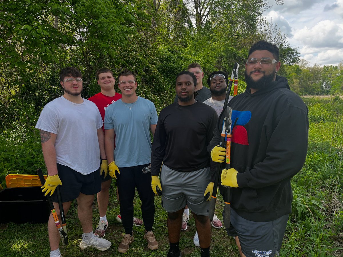 Lumberjack Crew of <a href="/MiamiOHFootball/">Miami Football</a> volunteering to make Oxford, OH a better place.