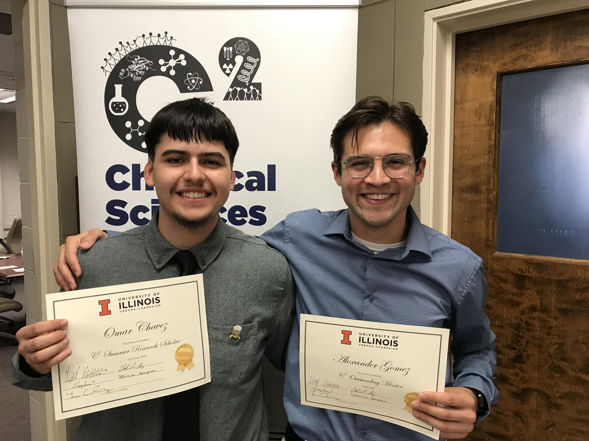 Chemistry at Illinois (@chemistryuiuc) on Twitter photo Alexander Gomez, PhD student <a href="/MCWhiteGroup/">WhiteGroup</a>, won an Outstanding Mentor Award from the C² - Chemical Sciences through Community program. Gomez mentored <a href="/ChBEIllinois/">ChBE Illinois</a> undergrad Omar Chavez, who nominated Gomez for the award. 🏆
bit.ly/4iP8G7X Alexander Gomez, PhD student <a href="/MCWhiteGroup/">WhiteGroup</a>, won an Outstanding Mentor Award from the C² - Chemical Sciences through Community program. Gomez mentored <a href="/ChBEIllinois/">ChBE Illinois</a> undergrad Omar Chavez, who nominated Gomez for the award. 🏆
bit.ly/4iP8G7X