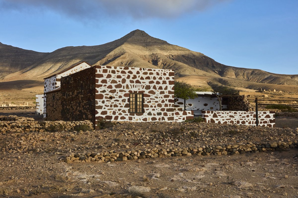 📍En el Eco Museo de La Alcogida puedes descubrir cómo era la vida rural en #PuertodelRosario. 
🌿Este museo al aire libre recrea el día a día de los majoreros en un entorno que nos devuelve al pasado.