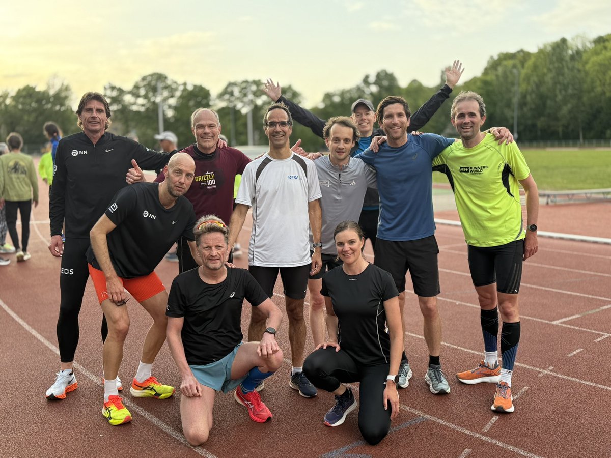 Eerste training weer na <a href="/MarathonRdam/">NN Marathon Rotterdam</a> op de baan op <a href="/leidenatletiek/">Leiden Atletiek</a> met ineens een behoorlijk groepje waaronder Maikel Stolwijk, haas voor de dames bij Leiden marathon op 11mei. 15x300!