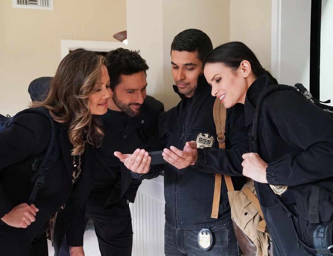 hannahbasso13's tweet photo. Remember when we had a 3 way crossover 

#SaveNCISHawaii 
#NCISCrossover 
#FandomsUnited https://t.co/VbsJcv2Piu