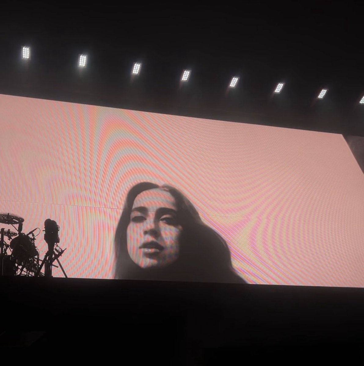 t8mcraetours's tweet photo. Visuals of younger tate are shown during the transition to b-stage while “stupid” and “rubberband” play! 🥹 https://t.co/afNxjdDTqk