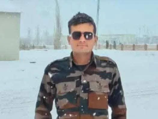 Proshantabarm11's tweet photo. দেশকে বাচাতে ভারতমাতার ৫ জন সাহসী বীর সৈনিক শহীদ হয়েছেন - দীনেশ শর্মা, শচীন যাদব, কমল কাম্বোজ, অমিত চৌধুরী এবং সুরজ যাদব। দেশের জন্য তাদের আত্মত্যাগ কখনও ভোলার নয়। আমাদের বীরদের প্রতি শ্রদ্ধাঞ্জলি। 
জয় হিন্দ! ভারত মাতাকি জয় 🙏🙏 https://t.co/PXJuOcEwvM