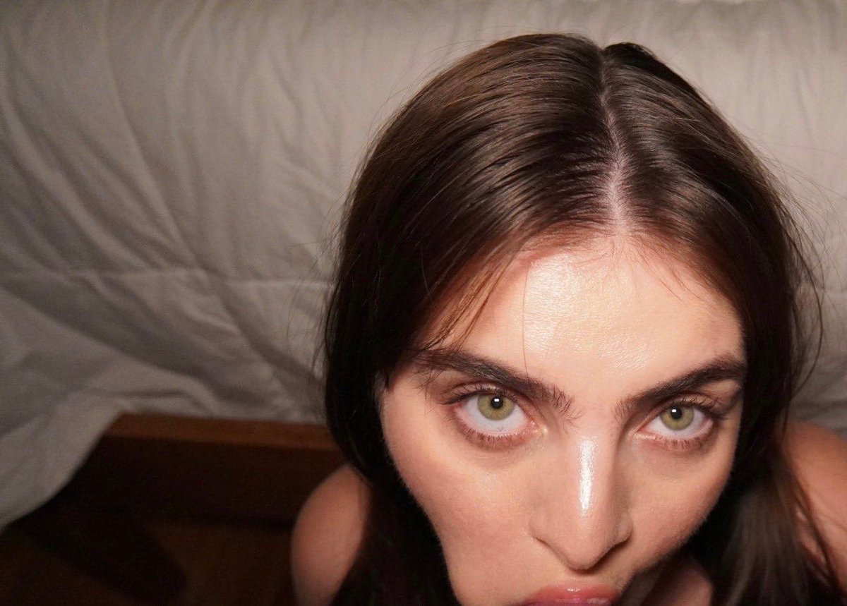 عيونها جميله