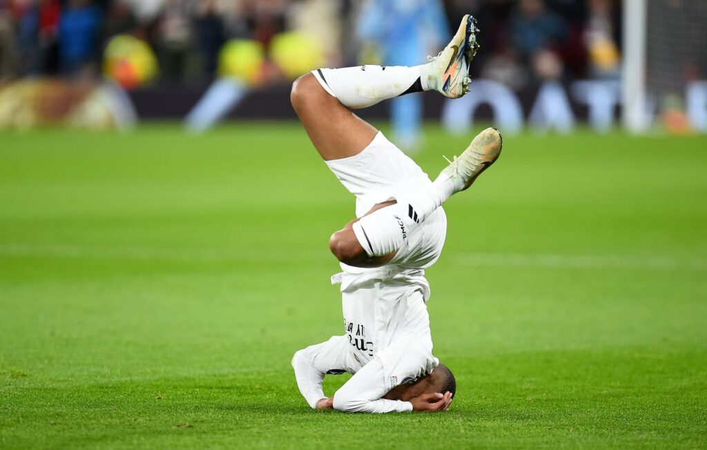 Mbappé il est comme ça devant sa télé là