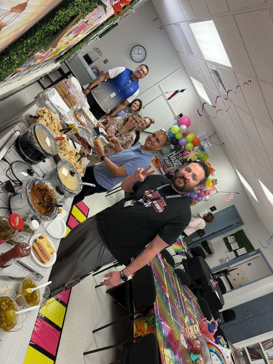 Chile Dogs, nachos and raspberry tea courtesy of our SCEI coaches today for lunch. Drugan Dragons 🐉 hope you enjoyed your FRIENDS themed day &amp; all the treats! #ALLIN #TeamSISD