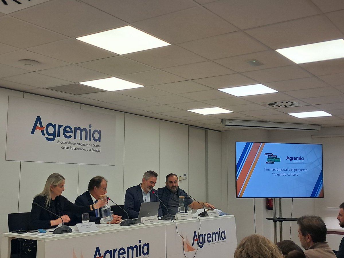 #Sumandoenergías Esta tarde presentamos la alianza entre #Agremia y la <a href="/AempleoMadrid/">Agencia para el Empleo del Ayuntamiento de Madrid</a>, a través de nuestra Escuela Técnica y la recién creada Escuela Municipal de Empleo Verde y Oficios de <a href="/Madrid/">Ayuntamiento Madrid</a>, que gestiona la <a href="/FLCconstruccion/">Fundación Laboral de la Construcción</a>, para impartir formación dual a jóvenes de entre