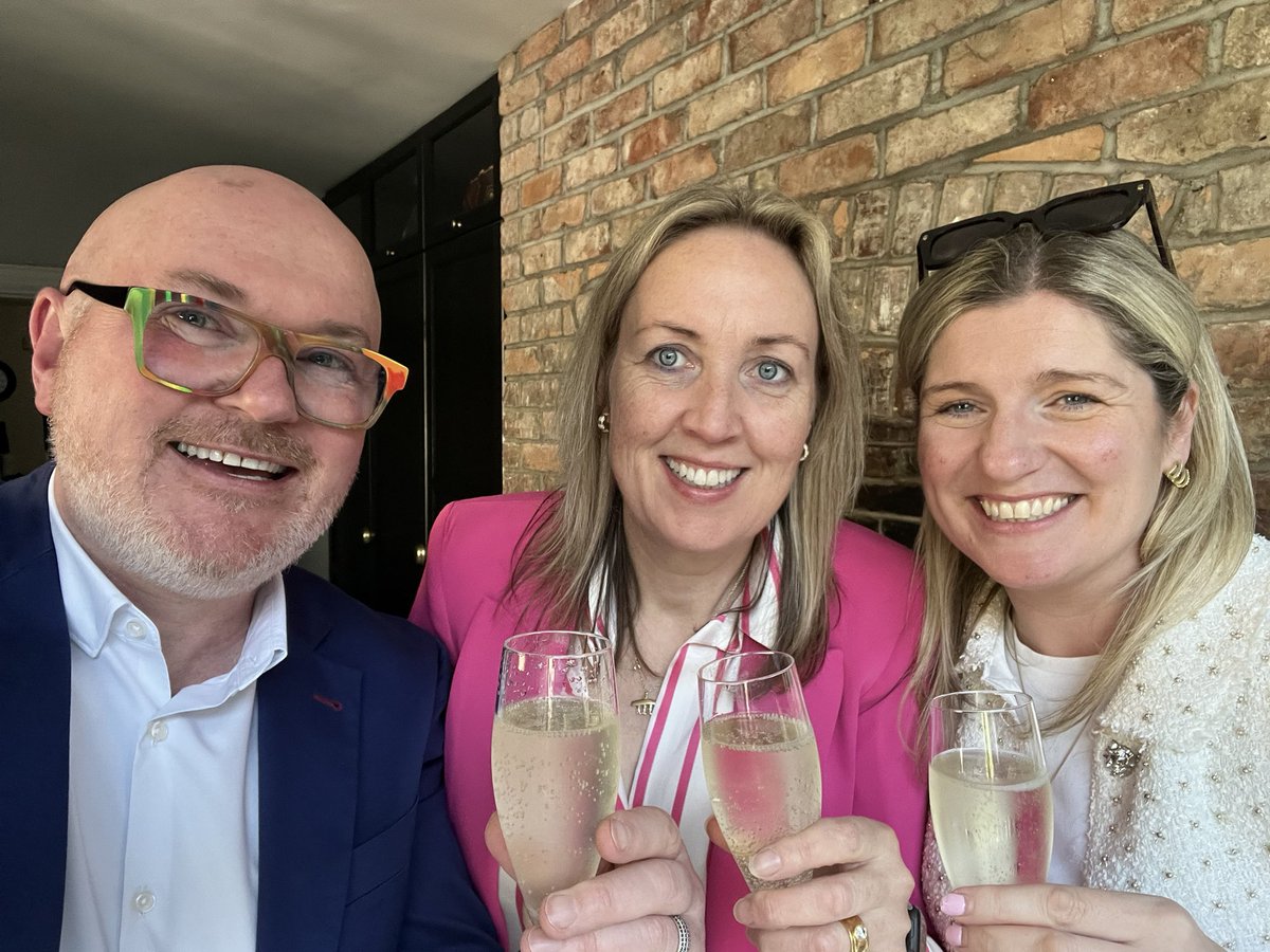 T.J. Ó Ceallaigh (@tj_oceallaigh) on Twitter photo 💫Lá dár saol💫 Comhghairdeas ó chroí <a href="/noranibheag/">Nóra Ní Bheaglaoich</a> as do PhD ar #CLIL a bhaint amach inniu🥂 Mar phleisiúr a bheith i do theannta le <a href="/nichlochasaigh/">Karen Ní Chlochasaigh</a> <a href="/MICLimerick/">Mary Immaculate College (MIC)</a> ar an turas seo i <a href="/UCCResearch/">UCC Research</a> <a href="/UCCSchoolofEd/">UCC School of Education</a> <a href="/CoggOid/">COGG Oideachas</a> 💫Lá dár saol💫 Comhghairdeas ó chroí <a href="/noranibheag/">Nóra Ní Bheaglaoich</a> as do PhD ar #CLIL a bhaint amach inniu🥂 Mar phleisiúr a bheith i do theannta le <a href="/nichlochasaigh/">Karen Ní Chlochasaigh</a> <a href="/MICLimerick/">Mary Immaculate College (MIC)</a> ar an turas seo i <a href="/UCCResearch/">UCC Research</a> <a href="/UCCSchoolofEd/">UCC School of Education</a> <a href="/CoggOid/">COGG Oideachas</a>