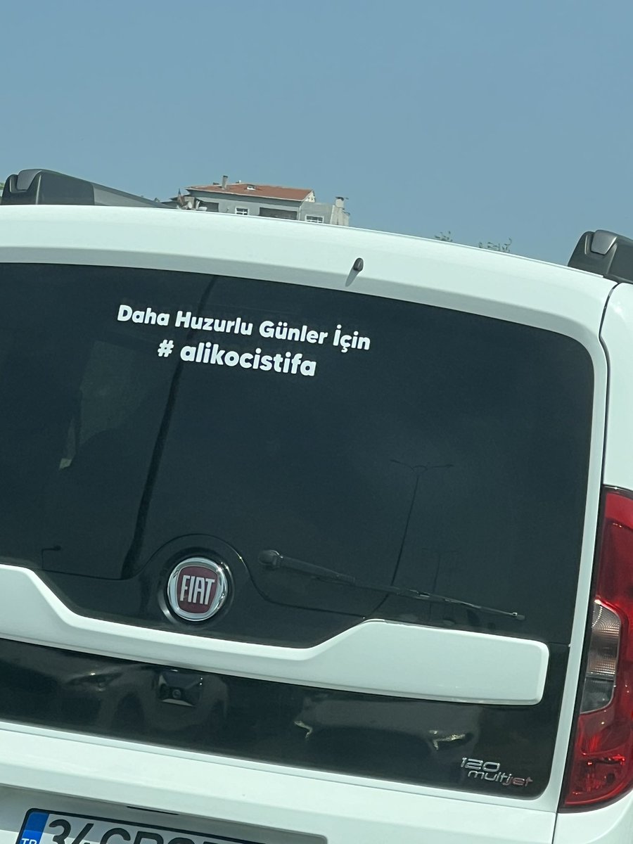 Denk gelen arabaya bak