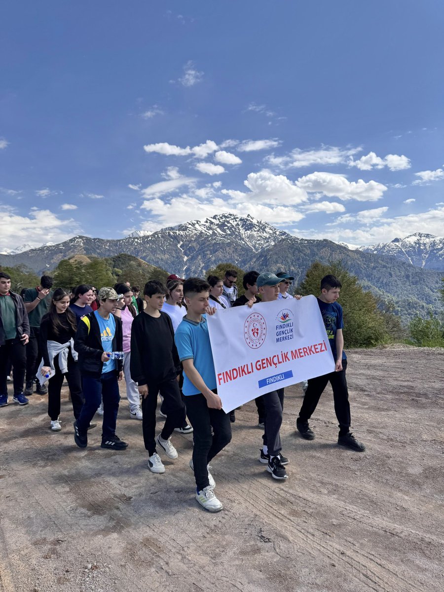 GSB_FindikliGM's tweet photo. 19 Mayıs Atatürk’ü Anma, Gençlik ve Spor Bayramı’nın  içinde yer aldığı Gençlik Haftası kapsamında, ilçemize bağlı Yenişehitlik köyünün Ortabayır Mevkiinde ,gençler  “ Şehitlik Anıtı’nı”  ziyaret ederek, tüm şehitlerimizin ruhuna dua etti. https://t.co/n55ffooNGA