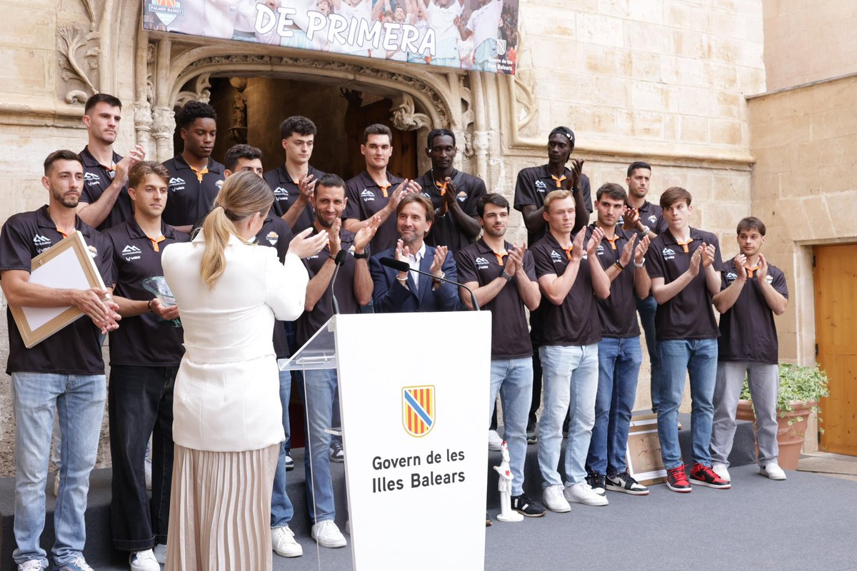 Conselleria Turisme, Cultura i Esports (@turismegoib) on Twitter photo 🏀El <a href="/palmerbasket/">Palmer Basket Mallorca Palma</a> culmina una temporada per emmarcar i torna a situar Mallorca a la Primera FEB!
Enhorabona a l’equip per aquest èxit i per fer créixer l’esport de les Illes amb passió i esforç. 🏀El <a href="/palmerbasket/">Palmer Basket Mallorca Palma</a> culmina una temporada per emmarcar i torna a situar Mallorca a la Primera FEB!
Enhorabona a l’equip per aquest èxit i per fer créixer l’esport de les Illes amb passió i esforç.