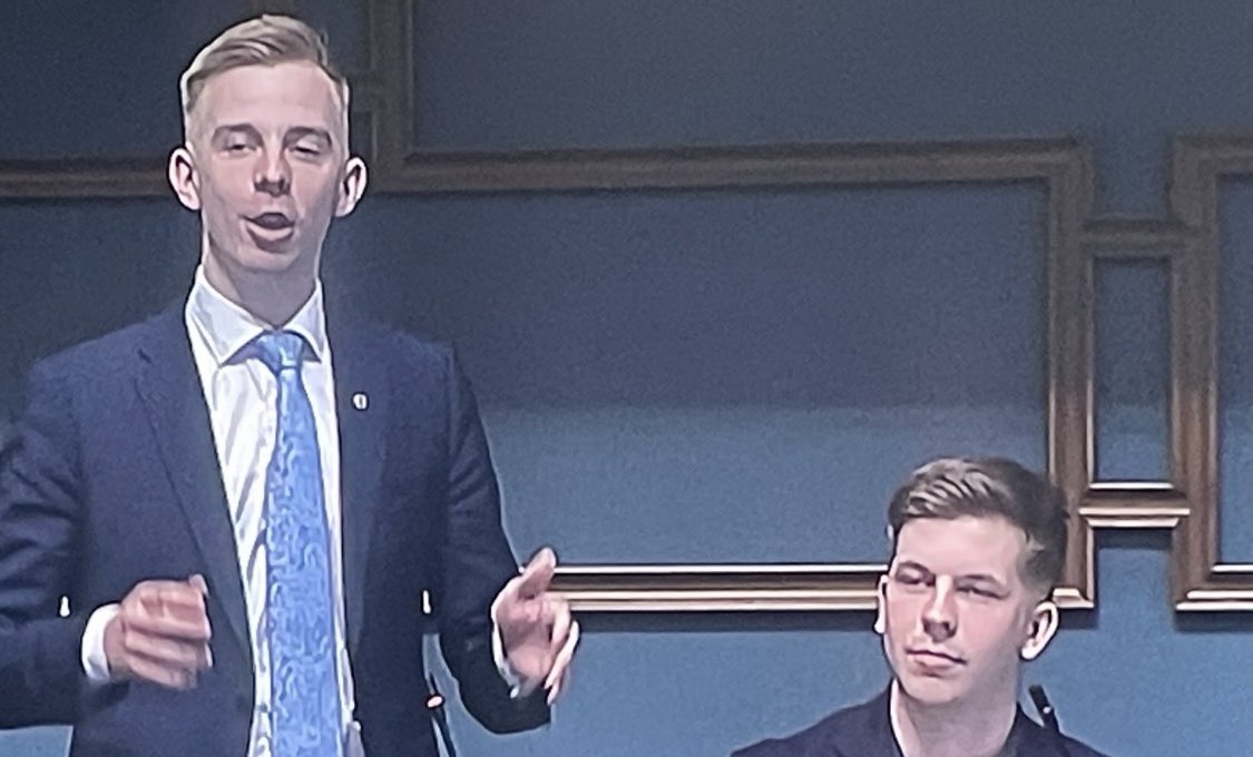 (vasemmistolaista ajattelua)

jo pelkästään näiden kahden kaverin näkeminen saa huonolle tuulelle.

saati se kun he avaavat suunsa