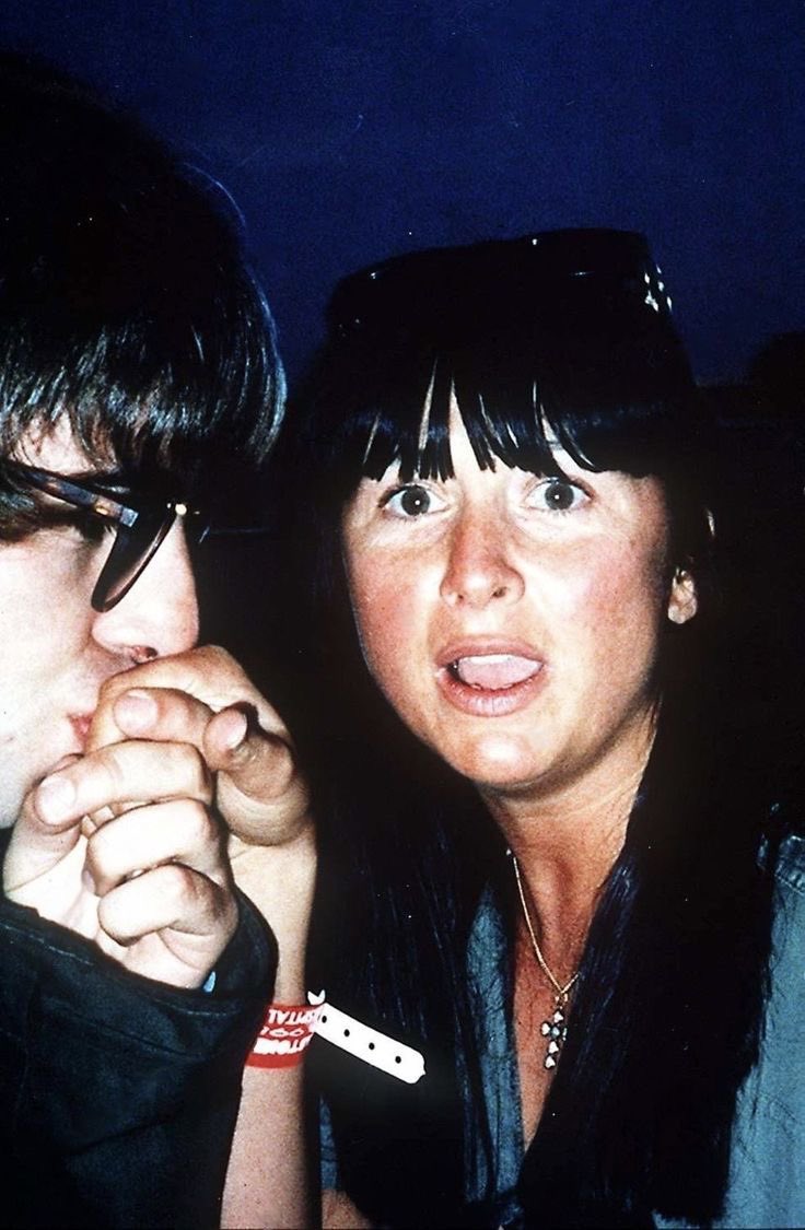 mysongbird2's tweet image. Liam Gallagher with fans over the years β€οΈ
(All pics from Pinterest)
Thread π§΅