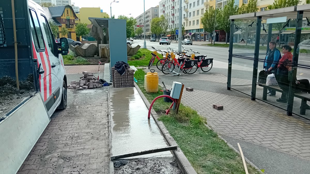 Dnes odpoledne byl vybetonován základ pro nové umístění výdejního boxu u hotelu Alessandria. Je to výsledek předešlých jednání kolegů z Odboru správy majetku a Odboru hlavního architekta s Alzou. Povedlo se jim vyjednat aspoň toto a je to dobře. Další jednání jsou připravena opět