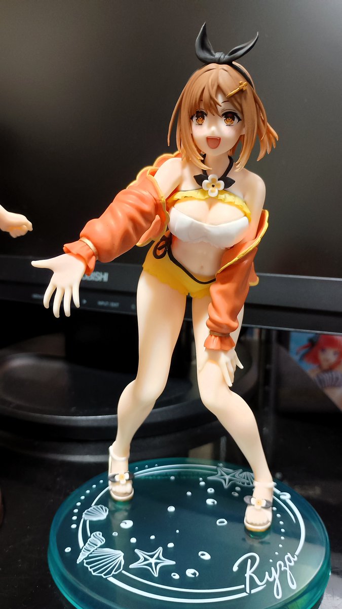 mamoru0323's tweet image. Coreful フィギュア ライザ2体を飾りました。なるほど、ブラショでは見かけない訳です。👍

ライザ「ライザNo.1！✨」

アニメ未視聴でゲーム未プレイなので、ライザがどんなキャラか不明。全体的に、むっちりしている。

#Coreful #ライザのアトリエ #ライザ