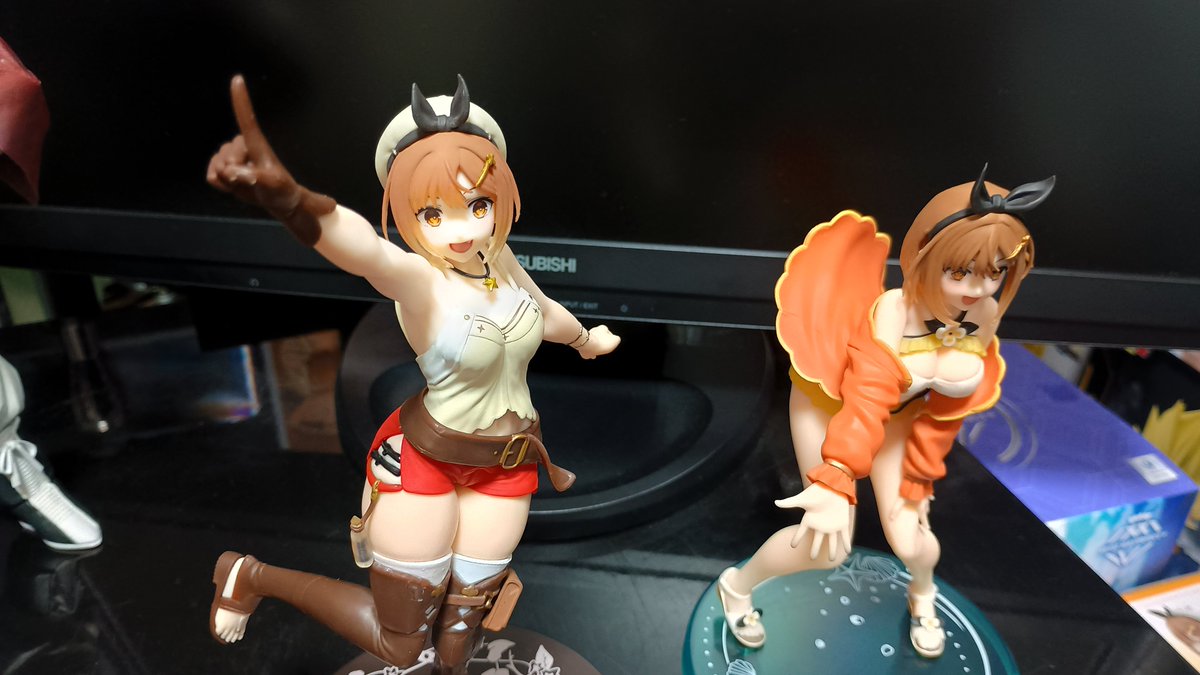 mamoru0323's tweet image. Coreful フィギュア ライザ2体を飾りました。なるほど、ブラショでは見かけない訳です。👍

ライザ「ライザNo.1！✨」

アニメ未視聴でゲーム未プレイなので、ライザがどんなキャラか不明。全体的に、むっちりしている。

#Coreful #ライザのアトリエ #ライザ