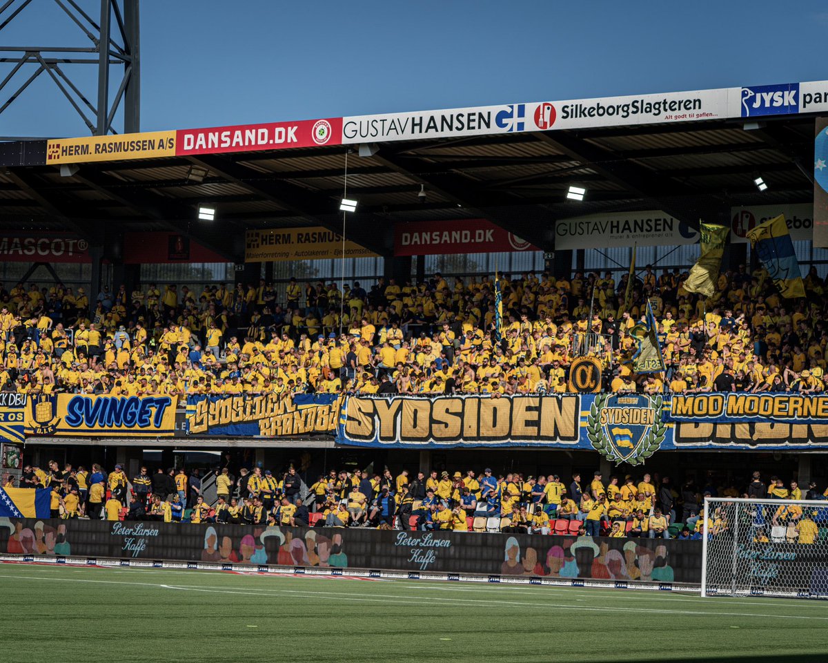 𝟭.𝟮𝟬𝟬 blågule fans på plads i Silkeborg 💛💙